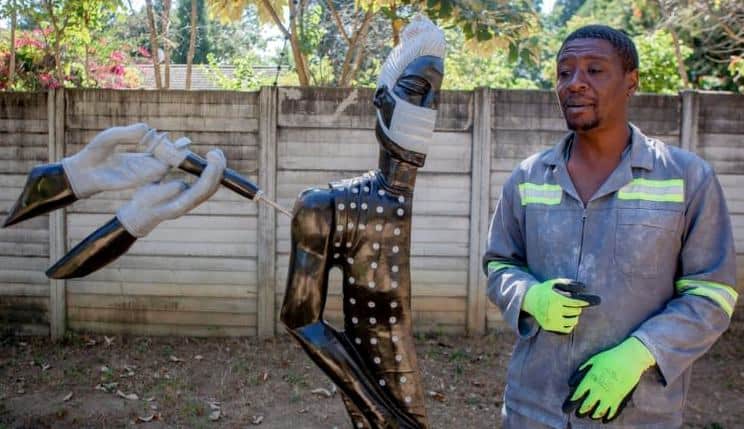 Zimbabwean Sculptor Inspired by the Pandemic