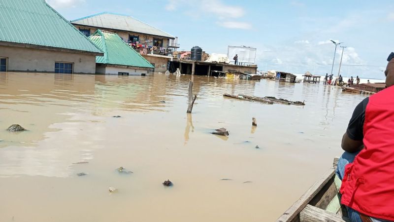 floods-drive-nigerians-to-desperate-measures-africa