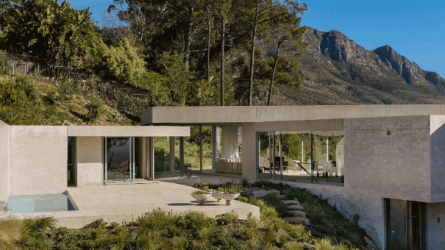 Mountain House Makes the Most of Its Spectacular Site