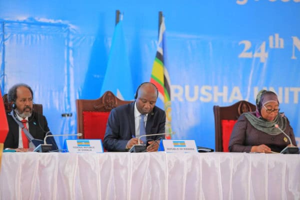 Somali officials sign Treaty of Accession with East African Community representatives.