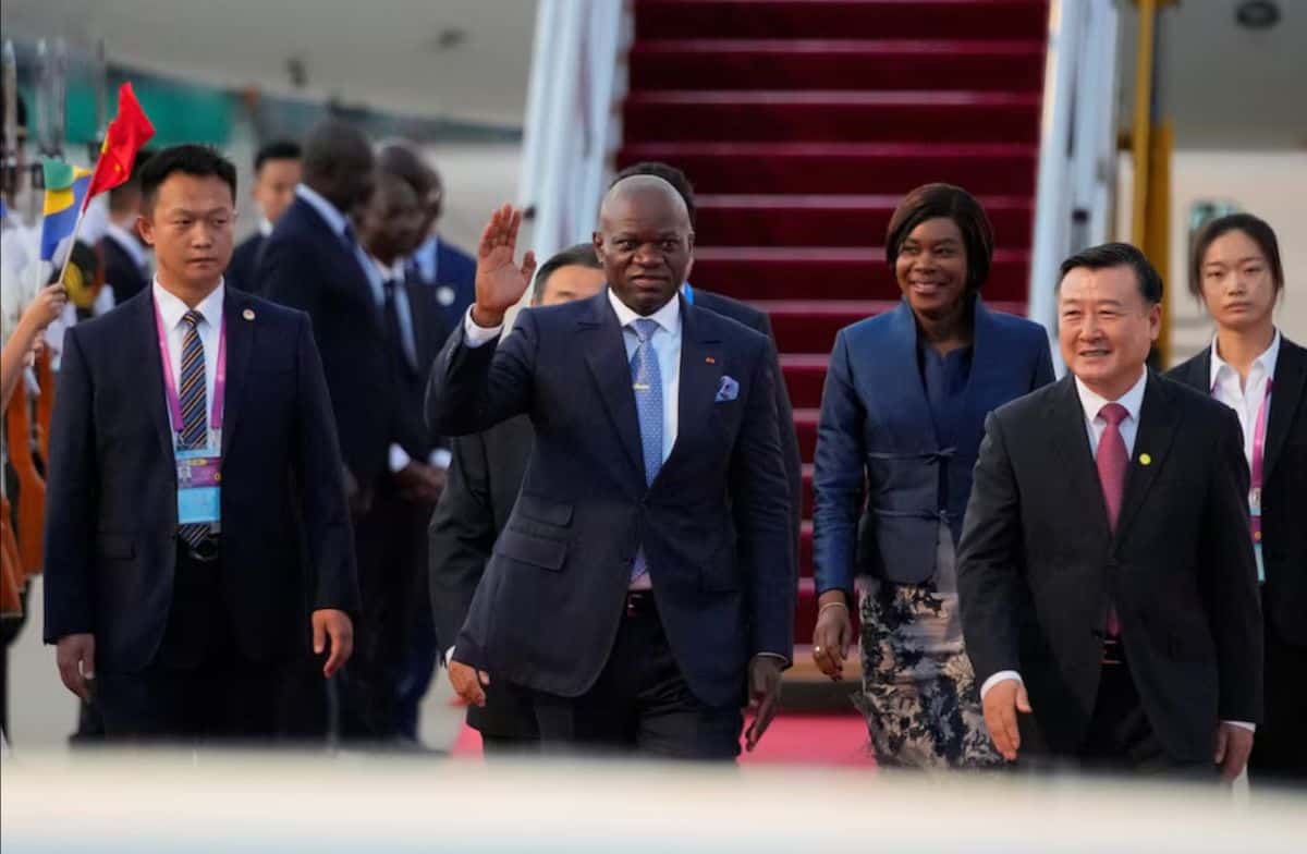 Zimbabwean leaders arriving at an event, highlighting regional cooperation and leadership.