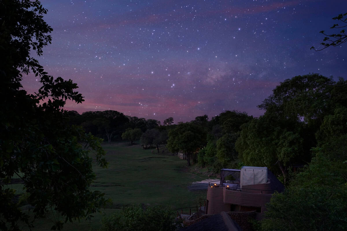 An enchanting night sky over Puku Ridge, showcasing stars and the serene landscape of a luxury safar.