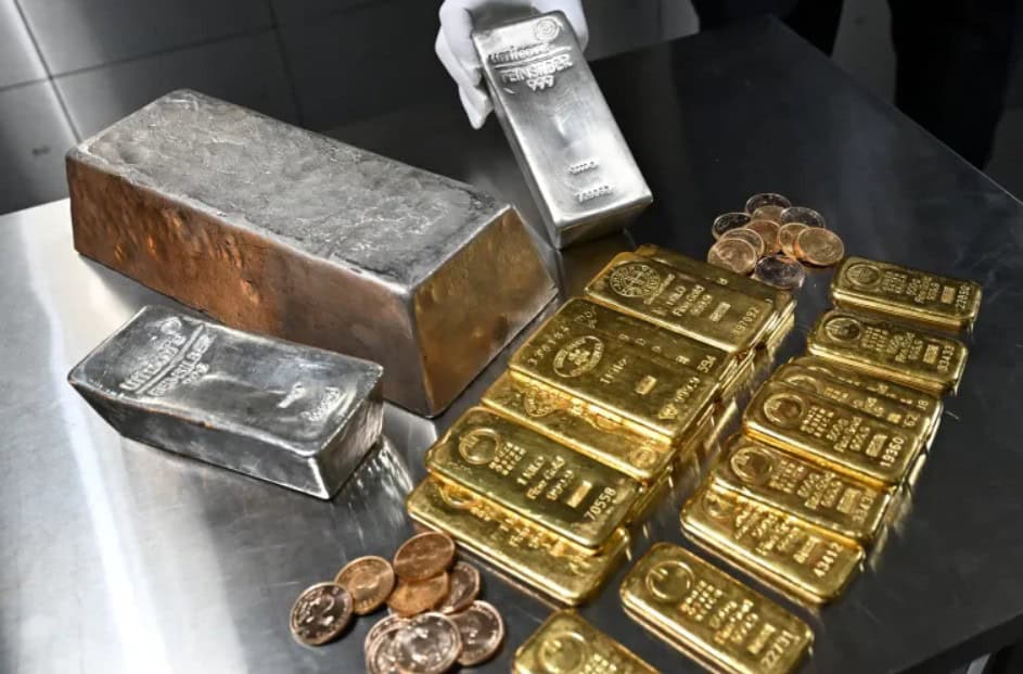 Gold bars and coins symbolize Africa's rising wealth and investment opportunities in 2026.